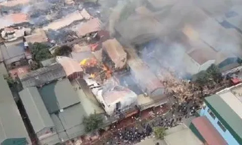 Cả chục xưởng gỗ ở Thạch Thất, Hà Nội bốc cháy ngùn ngụt